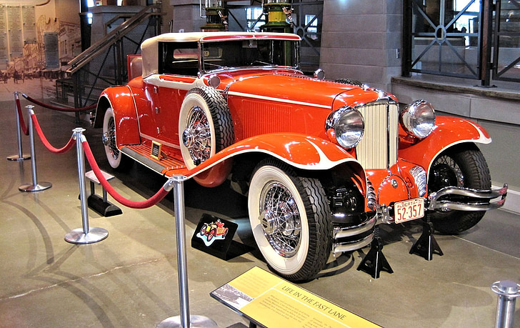 coche antiguo restaurado, top covertible, Museo Canadiense