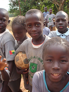 berniukai, kamuolys, žaisti, šypsena, Afrika, skurdo, gentis