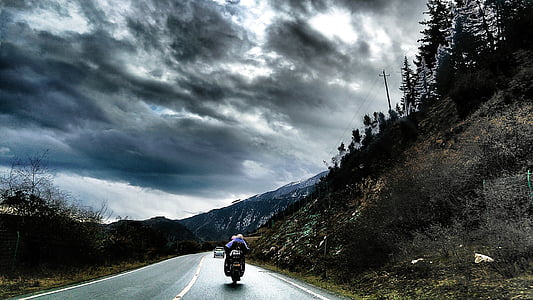 carretera, carreres, dia ennuvolat, núvols fosques, l'autopista, moto, muntanya