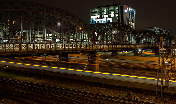 Most, Mníchov, Hacker bridge, noc, železničná stanica, gleise, vlak