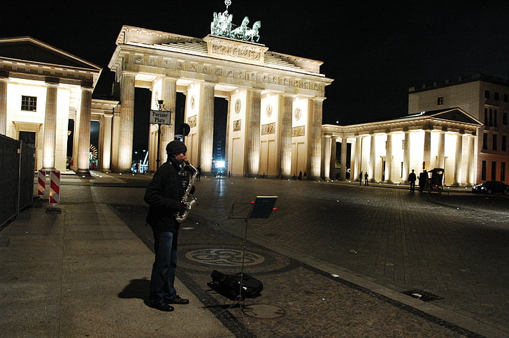 Brandemburska gate, noc, saxofonista, Berlín, ľudia