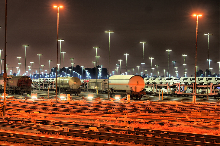 Gare de marchandises, maille, chemin de fer, image de nuit, photographie de nuit, train, piste