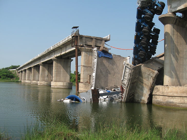 brug, samenvouwen, schade, instorting van de brug, shetrunji rivier brug, ramp, ongeval