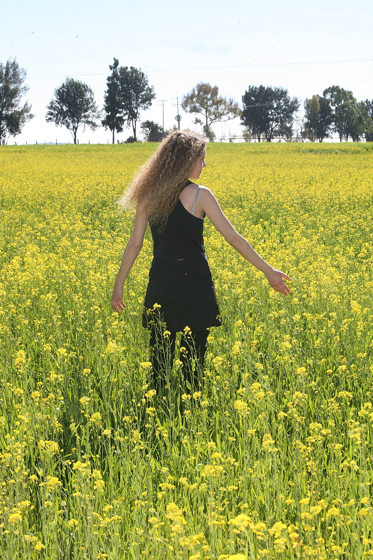 fiori, campo, donne, giallo, a piedi, fiore, solo una donna giovane