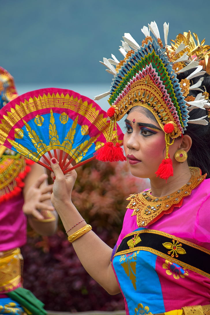Bali, Indonésie, cestování, chrám, Chrámová tanečnice, tanečník, tradice