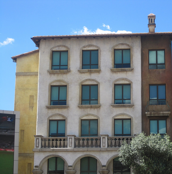 edifício, estilo, Italiano, Branco, cinza, resistida amarelo, filas de janelas