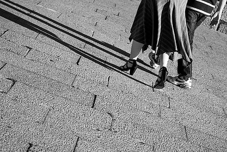 a pie, sombras, perspectivas, pies, tierra, gente caminando, medio cuerpo