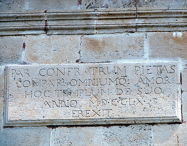 Pierre, langue latine, inscription, façade, célèbre place