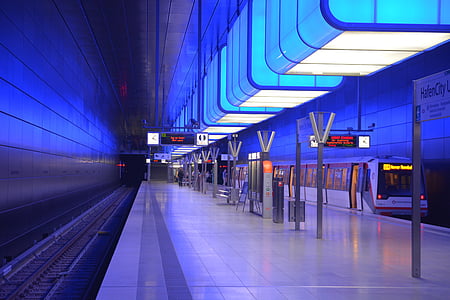 Amburgo, città di Porto, stazione della metropolitana, all'estero quartier, gioco di luci, Hochbahn, fermata