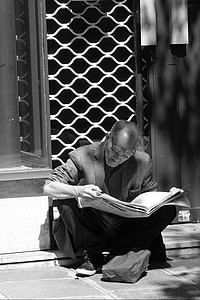vyras, žmogaus, asmuo, skaityti, absorbuojamas, laikraštis, pertrauka