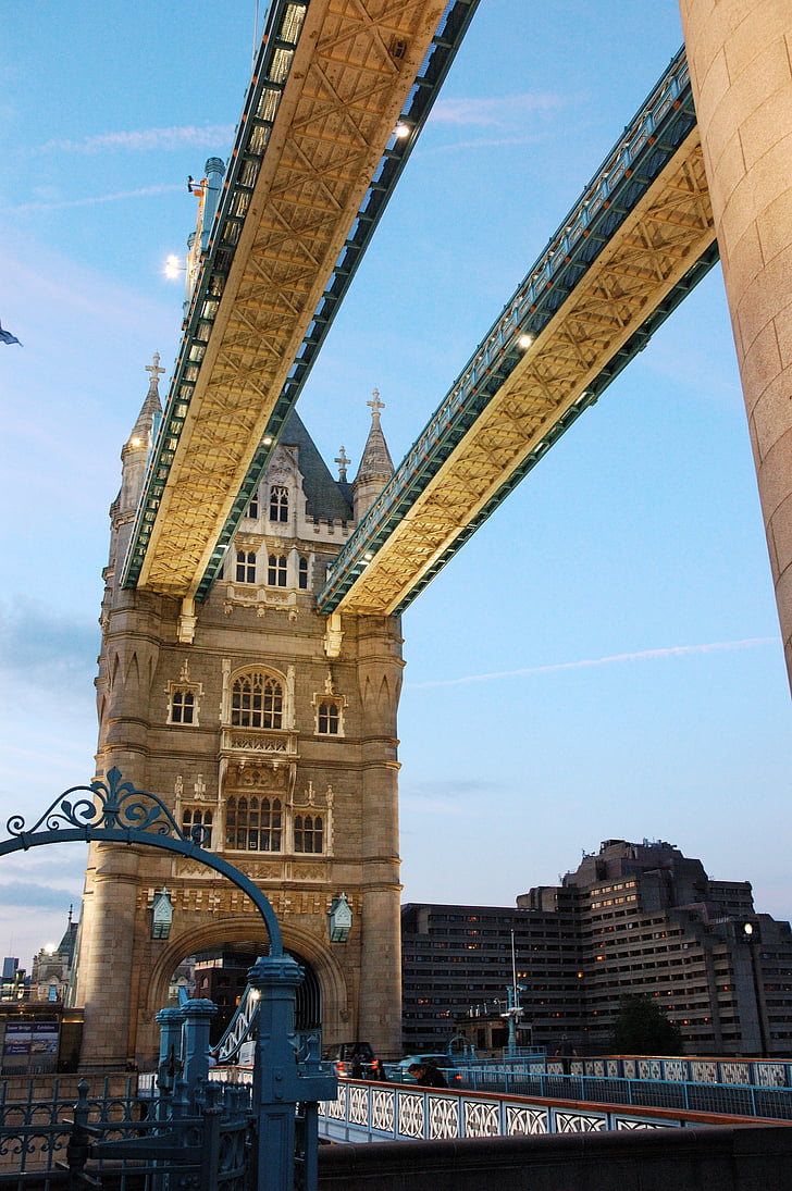 Tower bridge, Wieczorem, niebieski, Zmierzch, Architektura, słynne miejsca, Most - człowiek struktura