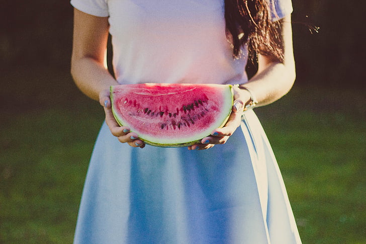 kvinne, frukt, hender, person, vannmelon, én person, gresset