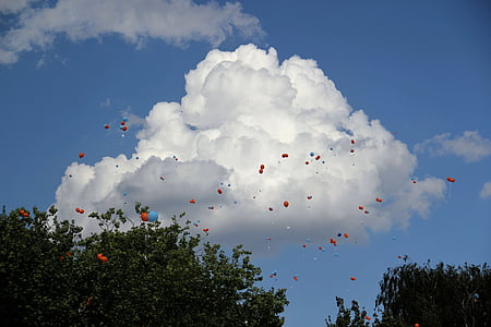 Concurso de globos de aire, espesa nube, globos de colores, cielo, cielo azul, competencia, colorido