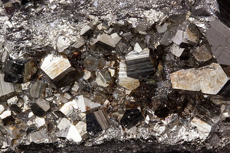 pirīta gabaliņus, ko, pyrites, minerālūdens, sulfīds, dzelzs, sērs, idiomorphe kristāli