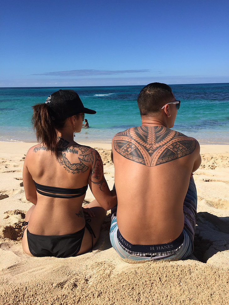 pludmale, mīlu, tetovējumi, pāris, iemīlējies pāris, pludmales pāris, mīlas pāriem