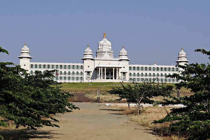 Suvarna-vidhana-soudha, Suvarna soudha, gmach zgromadzenia ustawodawczego, Nowy, Green field, Belgaum, Indie