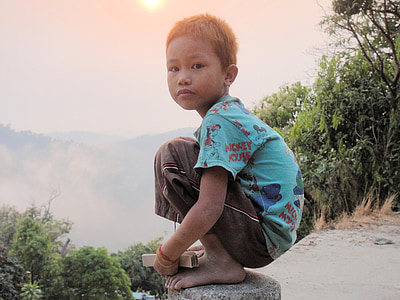 Anak laki-laki, keseimbangan, Crouch, Myanmar, Myanmar