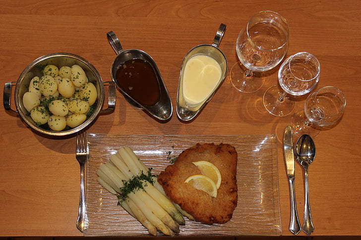 Spargel, Spargel-Gericht, Schnitzel, Kartoffeln, Butter, Sauce Hollandaise, Gedeckter Tisch