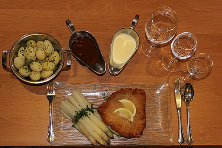 sparģeļi, sparģeļu trauku, šnicele, kartupeļi, sviests, Hollandaise, gedeckter tabula