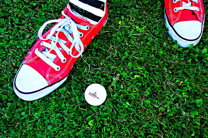 stopala, stoji, tenisice, trava, golf loptica, teren, čarapa