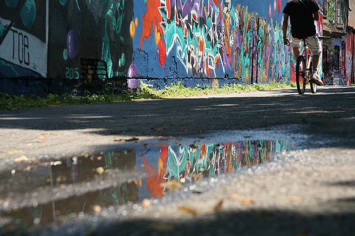 grafite, poça, água, reflexão, rua, cena urbana, pessoas