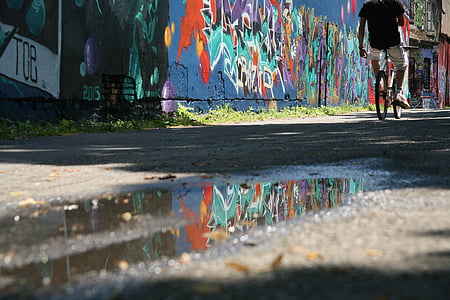 Graffiti, pöl, vatten, reflektion, Street, Urban scen, personer