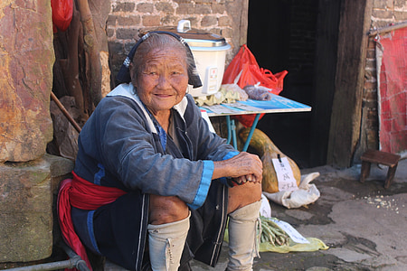 Yao Köyü, yaşlı adam, Caroline