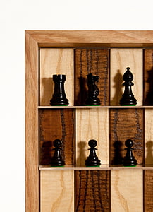 Schaken, eiken frame, zwarte schaakstukken, hout - materiaal