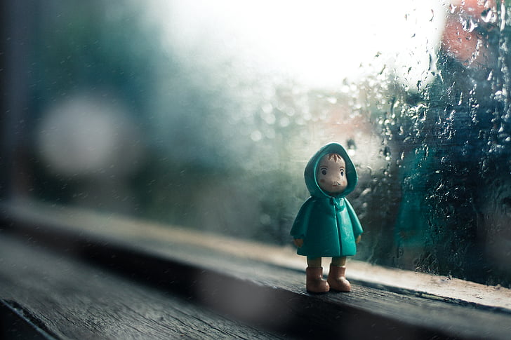 Hooded, speelgoed, Figuur, in de buurt van, glas, venster, regen