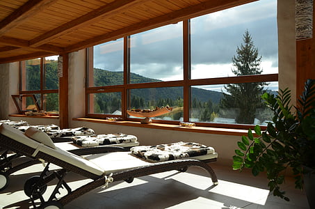 Spa, relaxar-se, vista de la finestra, disseny d'interiors, gandula, vacances, idíl·lic
