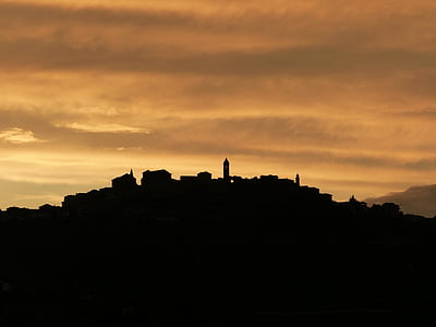 silueta, edificios, al atardecer, Langhe, puesta de sol, Barolo, exterior del edificio