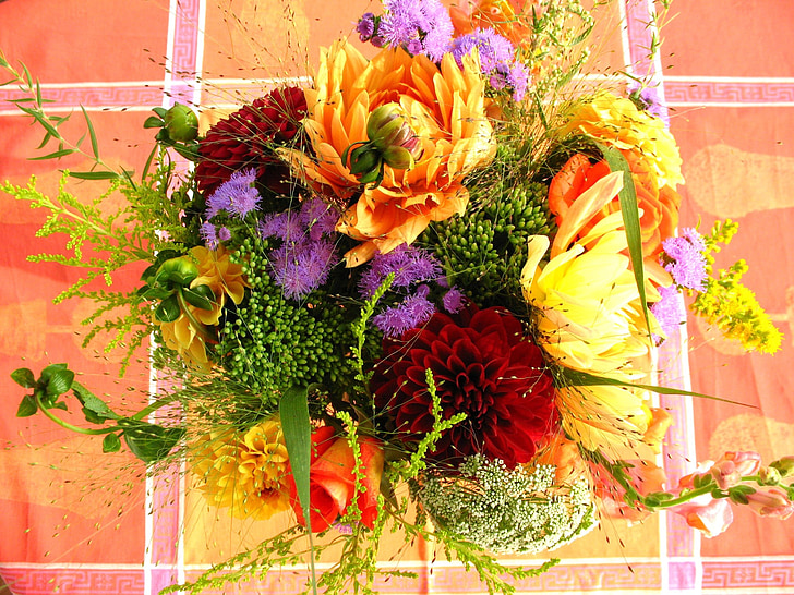 화려한 꽃 부케, 화려한 꽃, 봄 부케, 봄, 기쁨, 테이블에 꽃, 꽃 선물