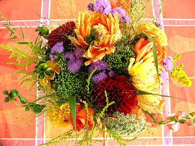 farebné kytice, farebné kvety, jarné kytice, jar, radosť, kvety na stole, kvetinový dar