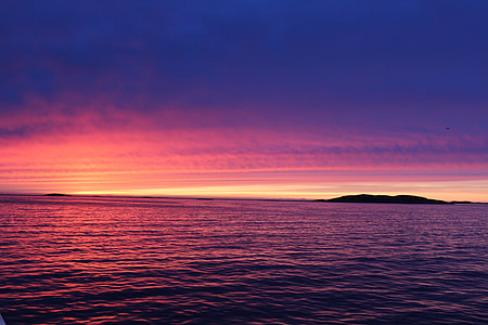 Groenlandia, puesta de sol, por el agua