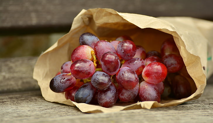 grapes, red grapes, bag, blue grapes, fruit, fruits, food and drink
