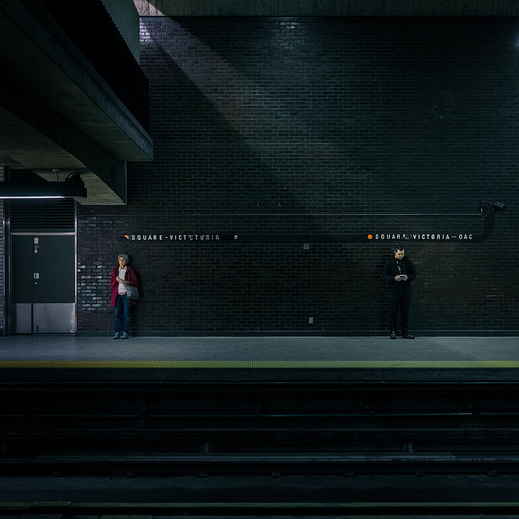 ēka, tumša, pasažieru, cilvēki, metro platformas, vilciena stacija, gaida