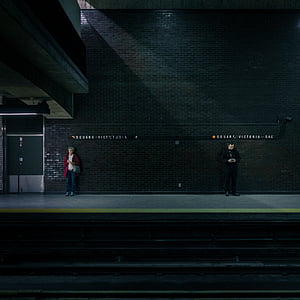 ēka, tumša, pasažieru, cilvēki, metro platformas, vilciena stacija, gaida