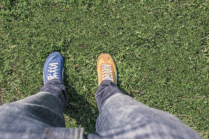 person, blå, jeans, två, olika, sneakers, stående