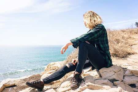 henkilö, istuu, kivi, lähellä kohdetta:, meren rannalla, edessä, Ocean