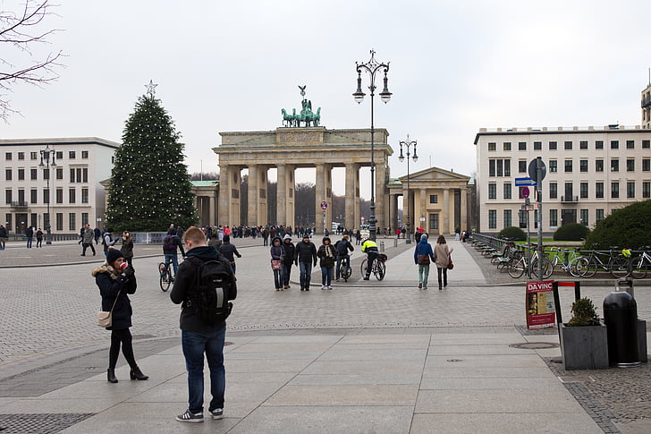 Brandenburg gate, Berlin, historisk byggnad, fotgängare, studenter, turister, utsmyckade lyktstolpar