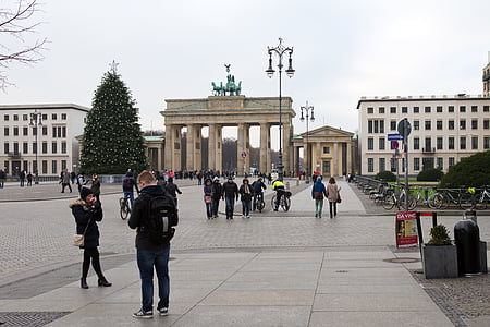 Brandenburgas vārti, Berlīne, vēsturiskās celtnes, gājējiem, studenti, tūristi, grezni lukturis amatu