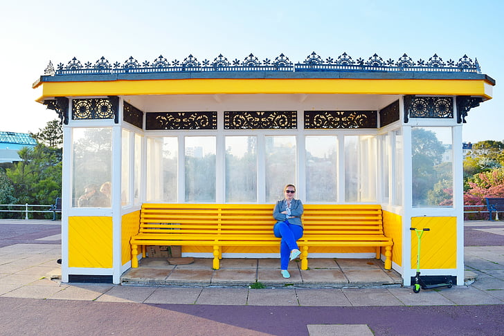 Panca, fermata dell'autobus, giallo, persone, cielo, soleggiato, Portsmouth