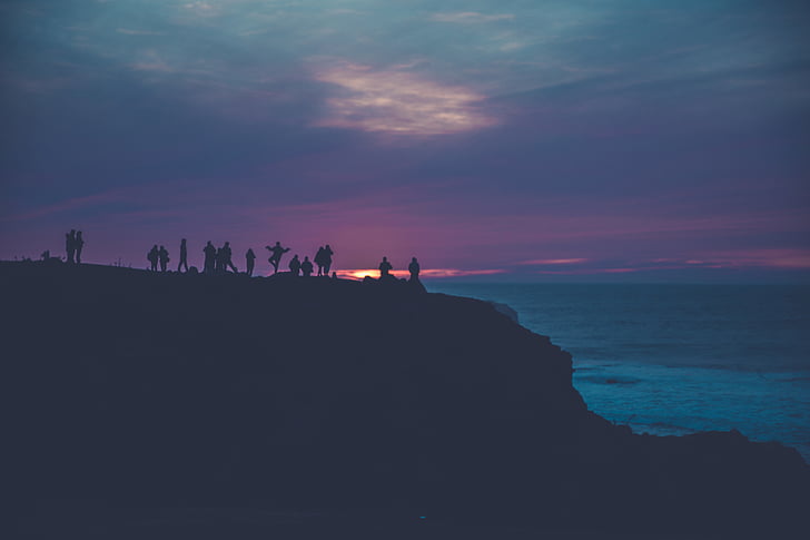 grup, persones, part superior, muntanya, a prop, Mar, posta de sol