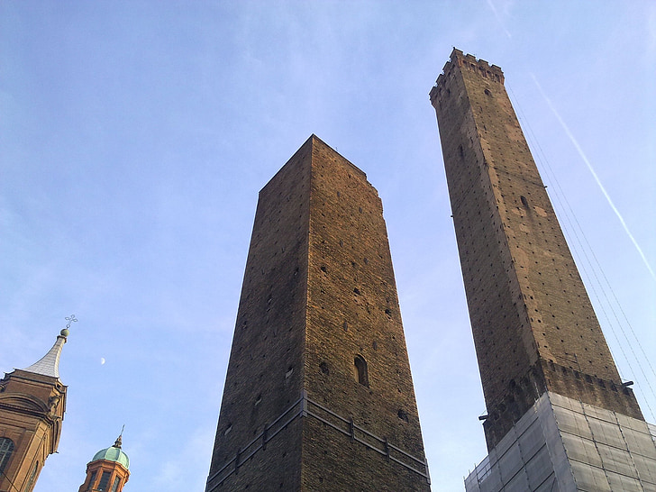 Bologna, două turnuri, Asinelli, Garisenda