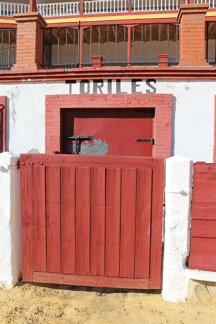 двери toriles, Быки, Плаза