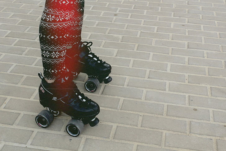 roller skates, roller skating, pants, leggings, cobblestone