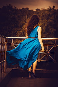 穿蓝色连衣裙的女孩, 长长的头发, 女孩, 礼服长度, 黑暗的背景, 头发, 模型