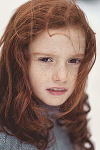 enfant, Portrait, jeune fille, taches de rousseur, brun, hiver, neige