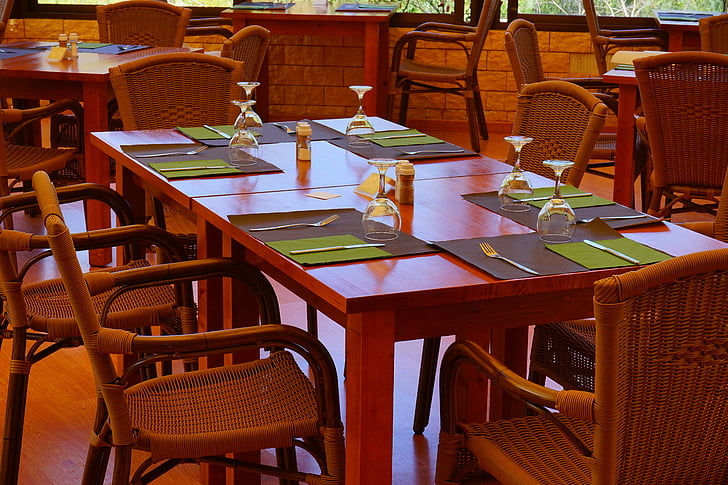 table d’hôtes, Tableau, table à dîner, couverts, chaises