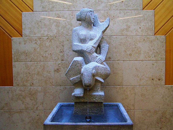 Stone skulptur, fontene, kvinnelig figur